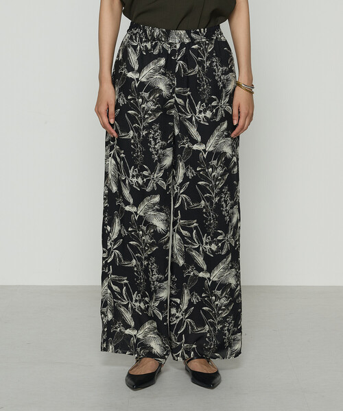 K.T KIYOKO TAKASE（キヨコタカセ）の「麻調ポリエステル ボタニカルプリントパンツ（その他パンツ・レディース・ブラック系その他/グリーン系その他・9号）」の10枚目の写真