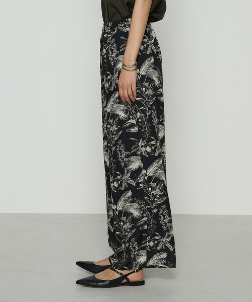 K.T KIYOKO TAKASE（キヨコタカセ）の「麻調ポリエステル ボタニカルプリントパンツ（その他パンツ・レディース・ブラック系その他/グリーン系その他・9号）」の11枚目の写真