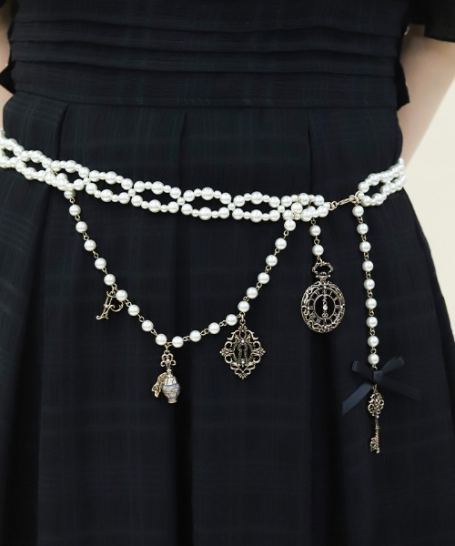 axes femme POETIQUE（アクシーズファムポエティック）の「ワンダーモチーフパールベルト（ベルト・レディース・ゴールド/アンティークゴールド・FREE）」の4枚目の写真