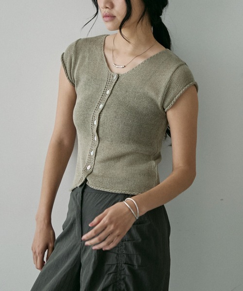 NUJOH(ヌゾ)の「knit Button Sleeve / ニット ボタン スリーブ(Tシャツ/カットソー・レディース・カーキ/ブラック/ベージュ・FREE)」の1枚目の写真