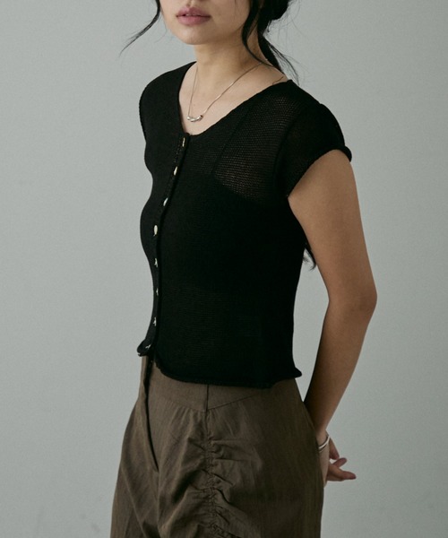 NUJOH(ヌゾ)の「knit Button Sleeve / ニット ボタン スリーブ(Tシャツ/カットソー・レディース・カーキ/ブラック/ベージュ・FREE)」の2枚目の写真