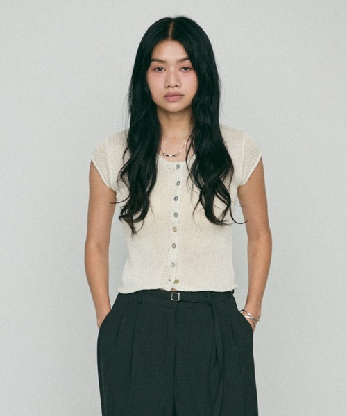 NUJOH(ヌゾ)の「knit Button Sleeve / ニット ボタン スリーブ(Tシャツ/カットソー・レディース・カーキ/ブラック/ベージュ・FREE)」の8枚目の写真