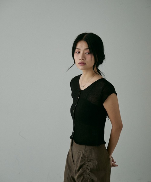NUJOH(ヌゾ)の「knit Button Sleeve / ニット ボタン スリーブ(Tシャツ/カットソー・レディース・カーキ/ブラック/ベージュ・FREE)」の5枚目の写真