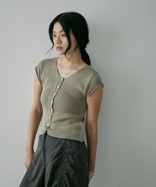 NUJOH(ヌゾ)の「knit Button Sleeve / ニット ボタン スリーブ(Tシャツ/カットソー・レディース・カーキ/ブラック/ベージュ・FREE)」の4枚目の写真