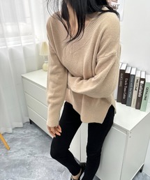 ゆるっと着て、きれいに決まる。毎日にちょうどいいVネックニット。Vネックセーター