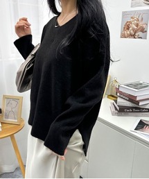 ゆるっと着て、きれいに決まる。毎日にちょうどいいVネックニット。Vネックセーター