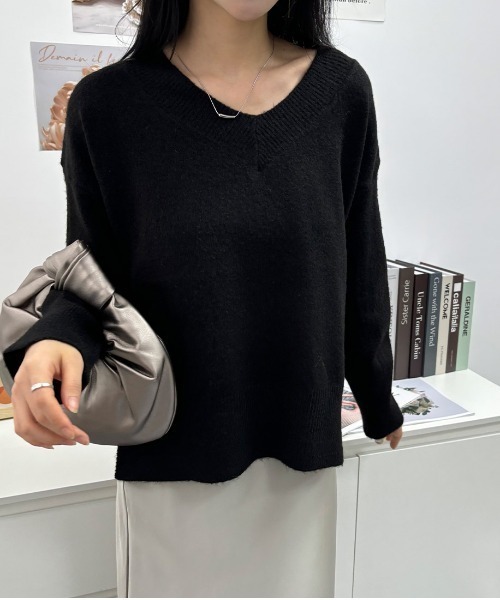 maison de LATIR（メゾンドラティール）の「ゆるっと着て、きれいに決まる。毎日にちょうどいいVネックニット。Vネックセーター（ニット/セーター・レディース・ベージュ/ブラウン/ホワイト/ブラック/ブルー・FREE）」の17枚目の写真