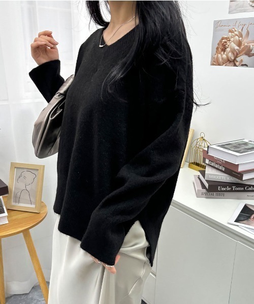 maison de LATIR（メゾンドラティール）の「ゆるっと着て、きれいに決まる。毎日にちょうどいいVネックニット。Vネックセーター（ニット/セーター・レディース・ベージュ/ブラウン/ホワイト/ブラック/ブルー・FREE）」の19枚目の写真