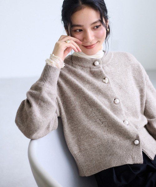 VIS（ビス）の「ハートアソートパール釦ラメミックスカーディガン/イージーケア・一部WEB限定カラー（カーディガン/ボレロ・レディース・チャコールグレー/ライトグレー/ブラック/ブルー/ダークパープル/ピンク系その他2/ブラウン系その他/レッド・FREE）」の4枚目の写真