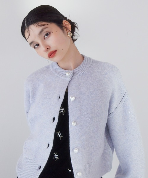 VIS（ビス）の「ハートアソートパール釦ラメミックスカーディガン/イージーケア・一部WEB限定カラー（カーディガン/ボレロ・レディース・チャコールグレー/ライトグレー/ブラック/ブルー/ダークパープル/ピンク系その他2/ブラウン系その他/レッド・FREE）」の6枚目の写真