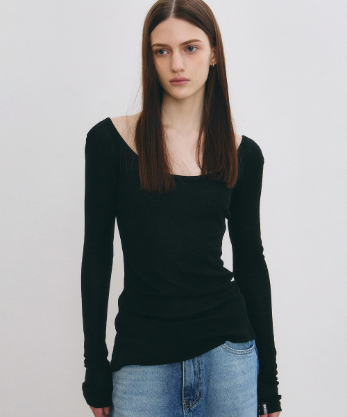 NICK&NICOLE(ニックアンドニコール)の「NICOLE MINIMAL LABEL SCOOP LS TOP_BLACK(Tシャツ/カットソー・レディース・その他・FREE)」の2枚目の写真
