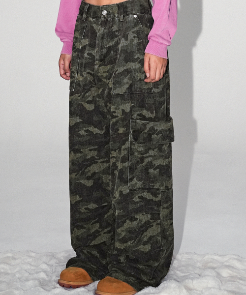AVANDRESS（アバンドレス ）の「Accent Back String Pants CAMO（デニムパンツ・レディース・ダークグリーン・SMALL/MEDIUM/LARGE）」の2枚目の写真