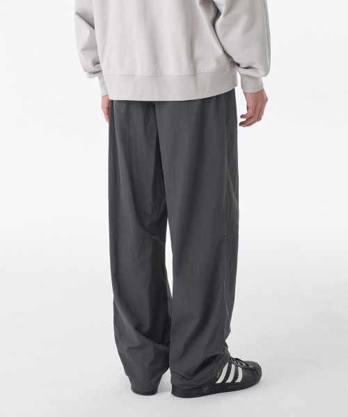 MUSINSA STANDARD（ムシンサスタンダード）の「ナイロンワンタックワイドストリングパンツ[グレー]（その他パンツ・メンズ・その他・26/40/42/28/30/32/34/36/38）」の2枚目の写真