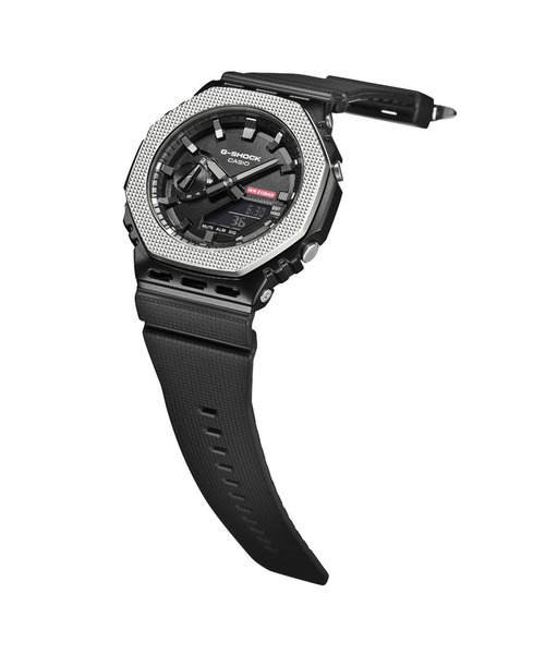 G-SHOCK(ジーショック)の「メタルベゼル / インダストリアルデザイン / GM-2100BM-1AJF(アナログ腕時計・メンズ・ブラック×シルバー・FREE)」の3枚目の写真