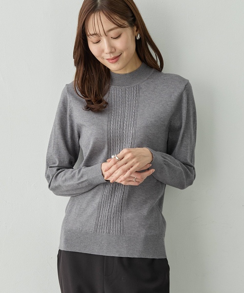 Petit Honfleur(プチオンフルール)の「【イージーケア】ハイネックニットプルオーバー【静電気防止・洗濯機OK・6色展開】(ニット/セーター・レディース・チャコールグレー/ブラック/アイボリー/グリーン/レッド/ネイビー・M/L)」の3枚目の写真