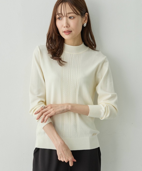 Petit Honfleur(プチオンフルール)の「【イージーケア】ハイネックニットプルオーバー【静電気防止・洗濯機OK・6色展開】(ニット/セーター・レディース・チャコールグレー/ブラック/アイボリー/グリーン/レッド/ネイビー・M/L)」の2枚目の写真