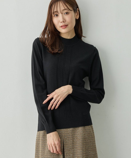 Petit Honfleur(プチオンフルール)の「【イージーケア】ハイネックニットプルオーバー【静電気防止・洗濯機OK・6色展開】(ニット/セーター・レディース・チャコールグレー/ブラック/アイボリー/グリーン/レッド/ネイビー・M/L)」の1枚目の写真