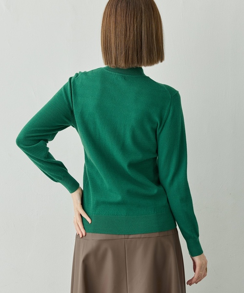 Petit Honfleur(プチオンフルール)の「【イージーケア】ハイネックニットプルオーバー【静電気防止・洗濯機OK・6色展開】(ニット/セーター・レディース・チャコールグレー/ブラック/アイボリー/グリーン/レッド/ネイビー・M/L)」の10枚目の写真