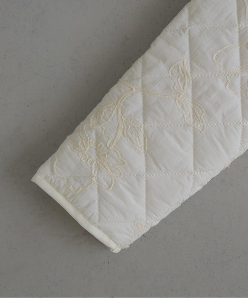 CLEIO（クレイオ）の「【CLEIO】-春アウター- コード刺繍入りキルティングジャケット CORD EMBROIDERED QUILTED JACKET/942-14619（ノーカラージャケット・レディース・アイボリー・FREE）」の4枚目の写真