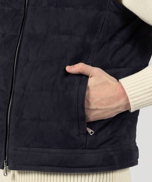 EMMETI(エンメティ)の「【別注】EMMETI JURI スエード ダウンベスト(ダウンジャケット/コート・メンズ・ネイビー/ブラック・M/S)」の9枚目の写真