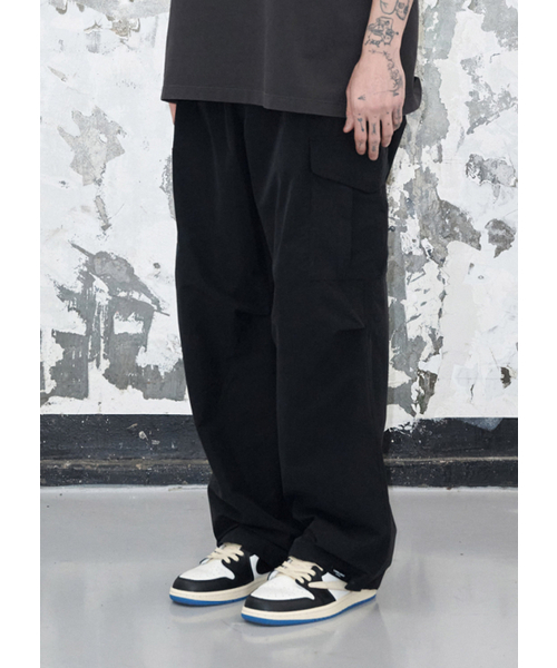 LIMELIGHT APPAREL(ライムライトアパレル)の「アパレルワイドフィットナイロンカーゴパンツ(ブラック)(その他パンツ・メンズ・その他・MEDIUM/LARGE/X-LARGE/XX-LARGE/SMALL)」の1枚目の写真