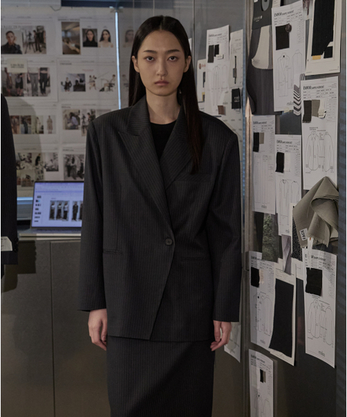 EMKM(ウウムキイム)の「ストライプサマーウールダブルオーバーサイズジャケット_DEEP CHARCOAL(テーラードジャケット・レディース・チャコール・FREE)」の2枚目の写真
