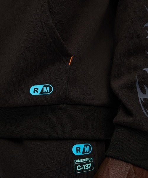PUMA（プーマ）の「PUMA HOOPS x RICK AND MORTY HOODIE（プーマ Hoops x リック アンド モーティー フーディ）（パーカー・メンズ・ブラック系・MEDIUM/LARGE/X-LARGE）」の4枚目の写真