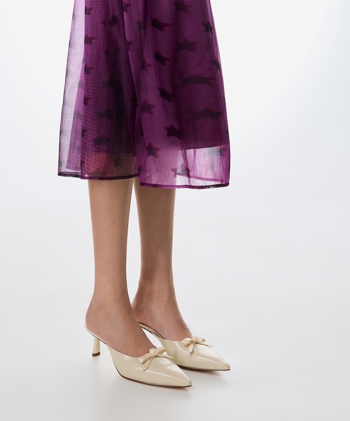 CHARLES & KEITH(チャールズ & キース)の「ローズ ボウ ポインテッドヒールミュール(パンプス・レディース・ベージュ/ブラック系その他7・25cm/24.5cm/23.5cm/23cm/22.5cm)」の2枚目の写真