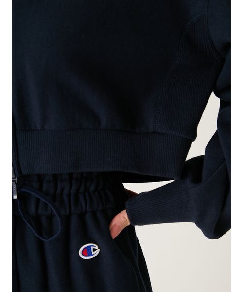 FRAY I.D（フレイアイディー）の「【FRAY I.D｜Champion】リバースウィーブショートフーディ（スウェット・レディース・オフホワイト/ピンク/ネイビー・F）」の20枚目の写真