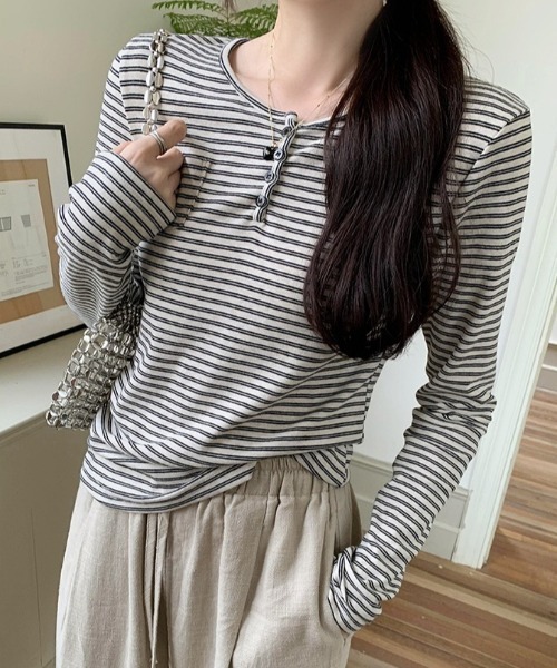 yuue' ( wear )(ユーイ)の「ボーダー柄ヘンリーネックロングTシャツ(Tシャツ/カットソー・レディース・アイボリー/ブラック・FREE)」の4枚目の写真