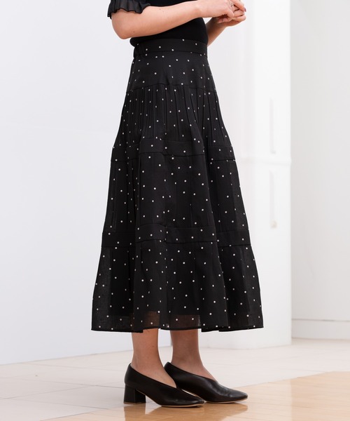 STRAWBERRY-FIELDS(ストロベリーフィールズ)の「【元宝塚トップ娘役 舞空瞳さん着用】ウェーブドロップ_ドットプリーツティアードスカート(スカート・レディース・ホワイト×ブラック/ブラック・2)」の2枚目の写真