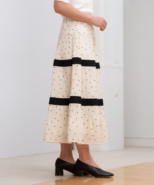 STRAWBERRY-FIELDS(ストロベリーフィールズ)の「【元宝塚トップ娘役 舞空瞳さん着用】ウェーブドロップ_ドットプリーツティアードスカート(スカート・レディース・ホワイト×ブラック/ブラック・2)」の3枚目の写真