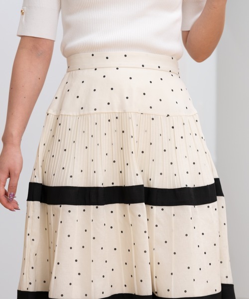 STRAWBERRY-FIELDS(ストロベリーフィールズ)の「【元宝塚トップ娘役 舞空瞳さん着用】ウェーブドロップ_ドットプリーツティアードスカート(スカート・レディース・ホワイト×ブラック/ブラック・2)」の4枚目の写真