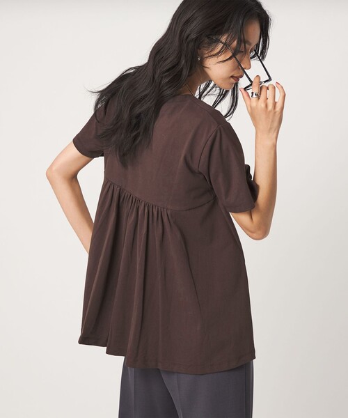 green label relaxing(グリーンレーベルリラクシング)の「【WEB限定】<at ease>バック フレア カットソー 接触冷感 UVカット 遮熱(Tシャツ/カットソー・レディース・ホワイト/ライトブルー/ブラック/ベージュ/ダークブラウン・FREE)」の4枚目の写真