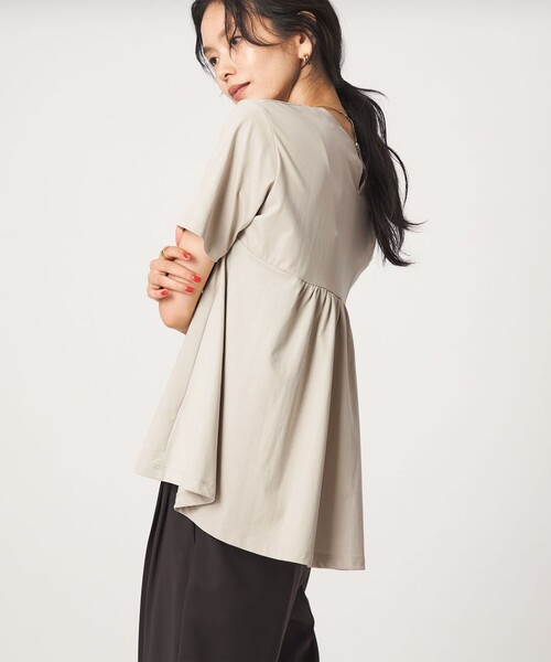 green label relaxing(グリーンレーベルリラクシング)の「【WEB限定】<at ease>バック フレア カットソー 接触冷感 UVカット 遮熱(Tシャツ/カットソー・レディース・ホワイト/ライトブルー/ブラック/ベージュ/ダークブラウン・FREE)」の12枚目の写真