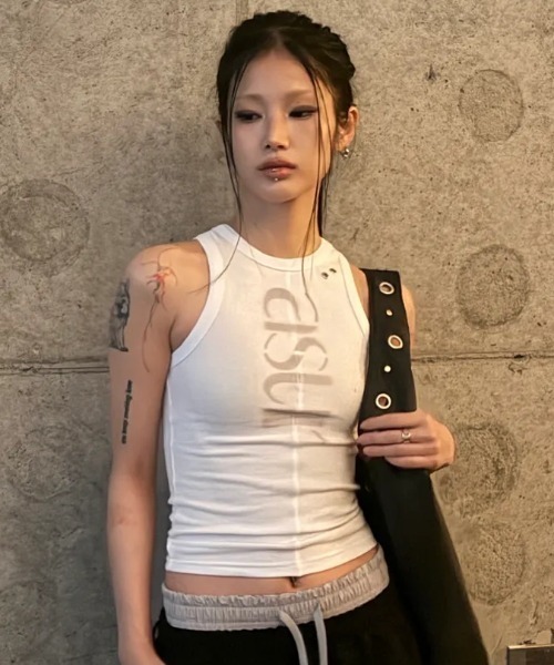 as you are(アズユーアー)の「◇ASYOUARE◇ソーイング ターン ロゴ スリーブレス SEWING TURN LOGO SLEEVELESS(タンクトップ・レディース・ブラック/ホワイト・FREE)」の2枚目の写真
