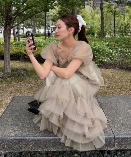 ANDRESD（アンドレスド）の「ボリュームチュールパフスリーブドレス / volume tulle puff sleeve dress（ドレス・レディース・ベージュ/チャコール・S/L/M）」の21枚目の写真