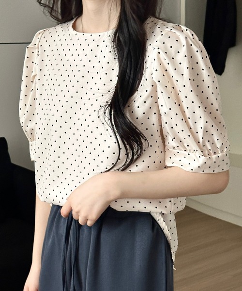 DAY CLOSET(デイ クローゼット)の「【2WAY/ぽわんとしたバルーン袖】半袖 ドット柄 パフスリーブ ブラウス レディース(シャツ/ブラウス・レディース・アイボリー・L/M)」の2枚目の写真