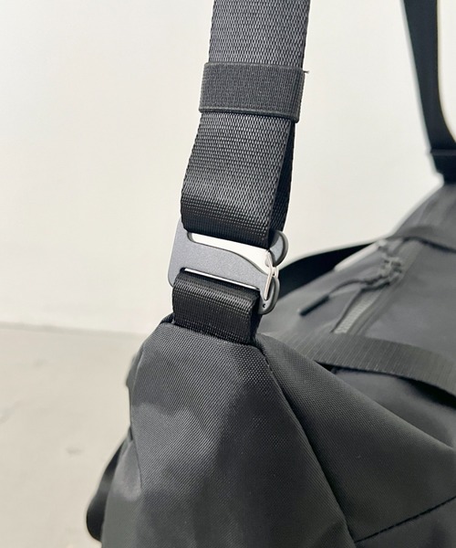 THE NORTH FACE(ザノースフェイス)の「THE NORTH FACE(ザ・ノースフェイス)/軽量 2WAY エスピーダッフルバックスモール ロゴプリント /SP DUFFLE BAG S(ショルダーバッグ・レディース・サンドベージュ/ブラック・FREE)」の4枚目の写真