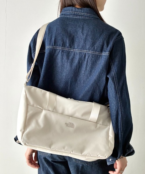 THE NORTH FACE(ザノースフェイス)の「THE NORTH FACE(ザ・ノースフェイス)/軽量 2WAY エスピーダッフルバックスモール ロゴプリント /SP DUFFLE BAG S(ショルダーバッグ・レディース・サンドベージュ/ブラック・FREE)」の6枚目の写真