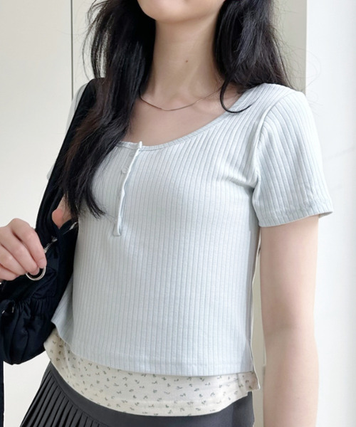 Ada.(エイダ)の「ヘンリーネックデザイン 小花柄レイヤード ショート丈カットソー(Tシャツ/カットソー・レディース・ブルー/ブラック/アイボリー・FREE)」の11枚目の写真