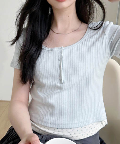 Ada.(エイダ)の「ヘンリーネックデザイン 小花柄レイヤード ショート丈カットソー(Tシャツ/カットソー・レディース・ブルー/ブラック/アイボリー・FREE)」の10枚目の写真