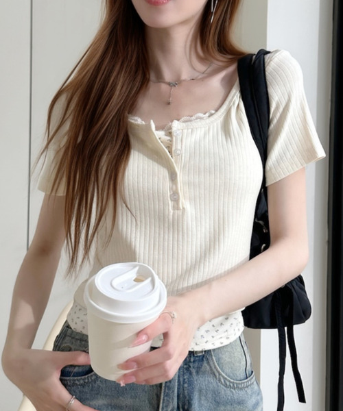 Ada.(エイダ)の「ヘンリーネックデザイン 小花柄レイヤード ショート丈カットソー(Tシャツ/カットソー・レディース・ブルー/ブラック/アイボリー・FREE)」の5枚目の写真
