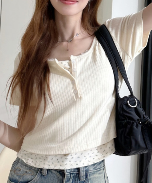 Ada.(エイダ)の「ヘンリーネックデザイン 小花柄レイヤード ショート丈カットソー(Tシャツ/カットソー・レディース・ブルー/ブラック/アイボリー・FREE)」の6枚目の写真