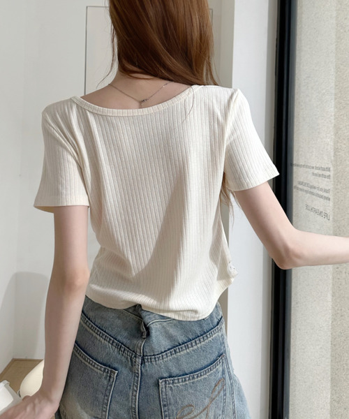 Ada.(エイダ)の「ヘンリーネックデザイン 小花柄レイヤード ショート丈カットソー(Tシャツ/カットソー・レディース・ブルー/ブラック/アイボリー・FREE)」の8枚目の写真