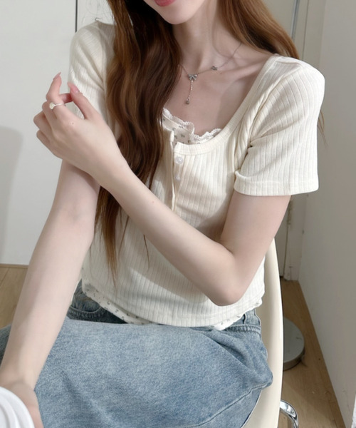 Ada.(エイダ)の「ヘンリーネックデザイン 小花柄レイヤード ショート丈カットソー(Tシャツ/カットソー・レディース・ブルー/ブラック/アイボリー・FREE)」の4枚目の写真