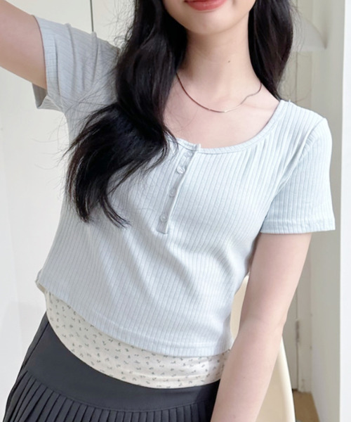 Ada.(エイダ)の「ヘンリーネックデザイン 小花柄レイヤード ショート丈カットソー(Tシャツ/カットソー・レディース・ブルー/ブラック/アイボリー・FREE)」の22枚目の写真