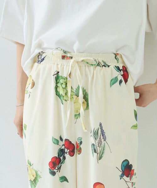 GALLEST（ギャレスト）の「【一部店舗限定】フルーツプリントパンツ（その他パンツ・レディース・アイボリー系・38）」の2枚目の写真