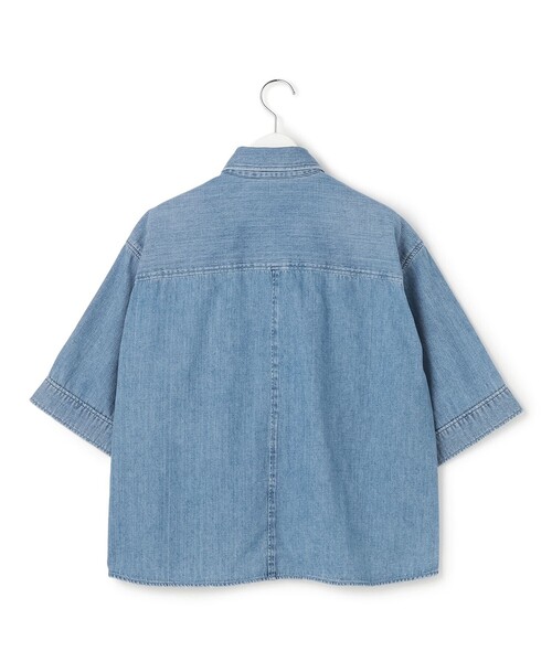 23区 L(ニジュウサンクオオキイサイズ)の「LIGHT DENIM クロップド シャツ(シャツ/ブラウス・レディース・スカイブルー系/ダルブルー系・44/46)」の11枚目の写真