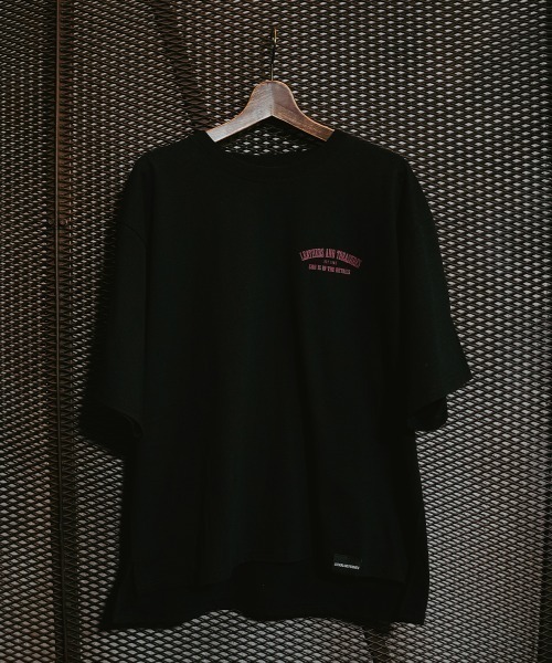 LEATHERS AND TREASURES(レザーズアンドトレジャーズ)の「「LEATHERS AND TREASURES/レザーズアンドトレジャーズ」 ビッグシルエットTシャツ(半袖)/ LT カレッジロゴ (ブラック/レッド/6.2oz)(Tシャツ/カットソー・メンズ・ブラック・LARGE/MEDIUM)」の1枚目の写真